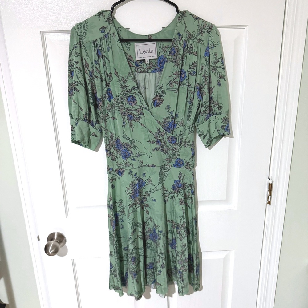 Leota New York Sage Green Floral Peacock Wrap Dress Small Short Sleeve V-Neck